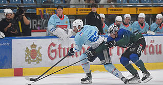 Luis Ludin (links) enteilt dem Bietigheimer Joshua Rust. Mit dem Puck in den eigenen Reihen kreierten die Falken viele gefährliche Situationen.