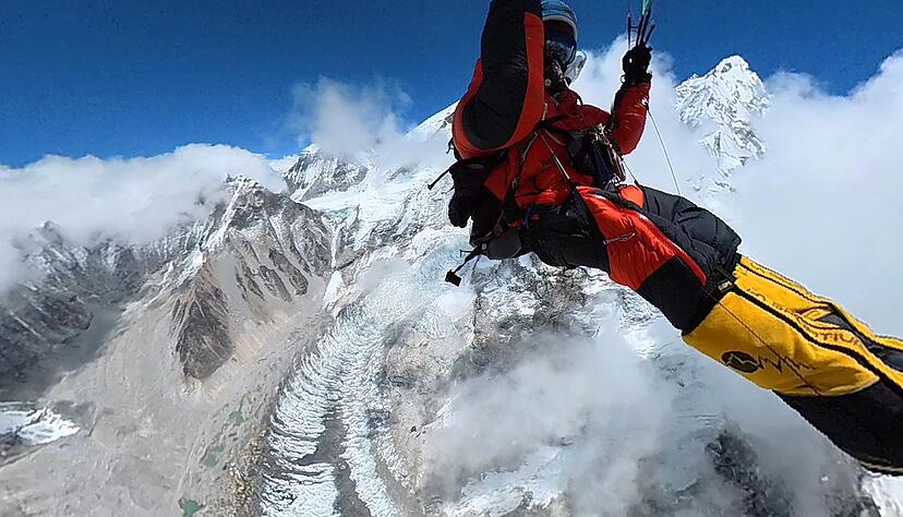 Pierre Carter ist mit einem Gleitschirm vom Mount Everest abgehoben. Pierre Carter ist mit einem Gleitschirm vom Mount Everest abgehoben.