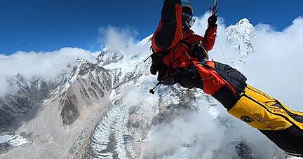 Pierre Carter ist mit einem Gleitschirm vom Mount Everest abgehoben.