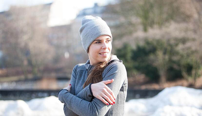 Während die eine fröstelt, fühlt sich der andere wohl: Das Kälteempfinden ist von Mensch zu Mensch ganz unterschiedlich. Während die eine fröstelt, fühlt sich der andere wohl: Das Kälteempfinden ist von Mensch zu Mensch ganz unterschiedlich.