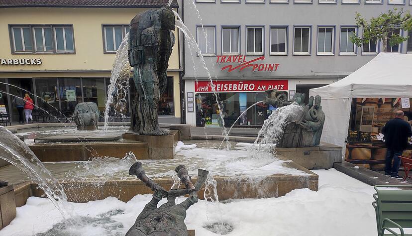 Auf dem Heilbronner Komödiantenbrunnen hat sich am Donnerstag eine dicke Schaumschicht gebildet – was ist da los? Auf dem Heilbronner Komödiantenbrunnen hat sich am Donnerstag eine dicke Schaumschicht gebildet – was ist da los?