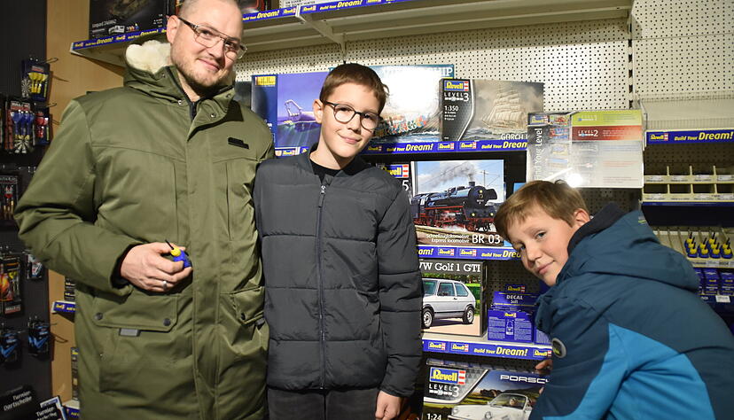 Mein Auto, mein Boot, mein Kampfjet: Thomas Sch&auml;fer aus Pfedelbach (von links) bringt seinen S&ouml;hnen Noah (13) und Elyas (11) die Faszination Modellbau n&auml;her.
