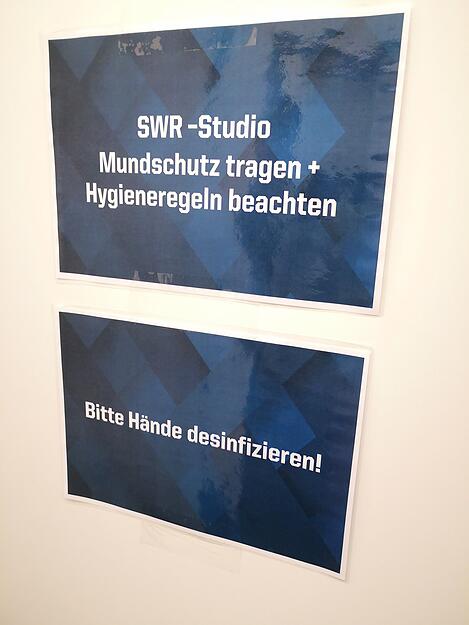 Die neuen Regeln sind in der Sinsheimer Arena un&uuml;bersehbar plakatiert.