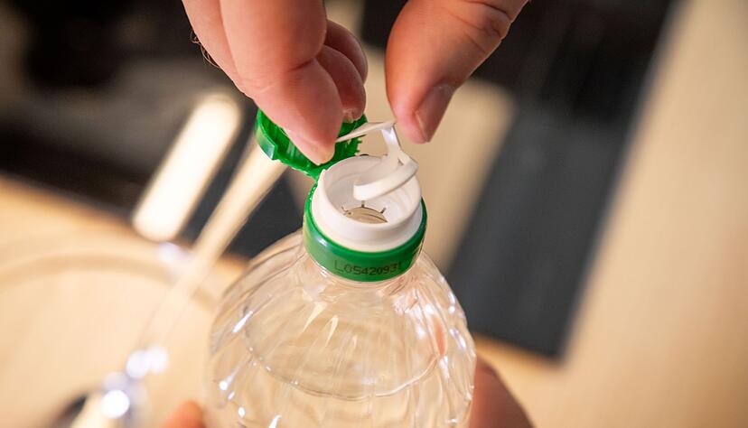 Schritt 2: Das Siegel umgedreht in die Flaschen&ouml;ffnung setzen.