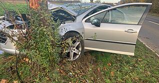 Ein Auto ist auf der L1106 zwischen Dürrenzimmern und Nordhausen gegen einen Baum geprallt.