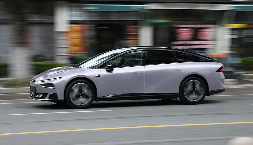 Preis-Leistungs-Knaller: Der Xpeng P7+ unterbietet vergleichbare europ&auml;ische Konkurrenten und bietet gleichzeitig High-End-Technologie und Komfort.