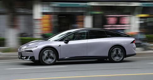 Preis-Leistungs-Knaller: Der Xpeng P7+ unterbietet vergleichbare europ&auml;ische Konkurrenten und bietet gleichzeitig High-End-Technologie und Komfort.