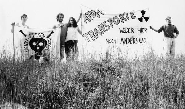 1990: Jugendliche stehen zu ihrem "Nein" zu Atomtransporten.  Foto: HSt-Archiv
