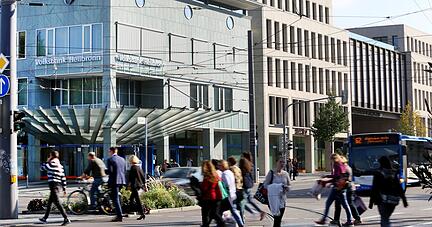 Blick auf das Gebäude der Volksbank in Heilbronn. Foto: Ralf Seidel