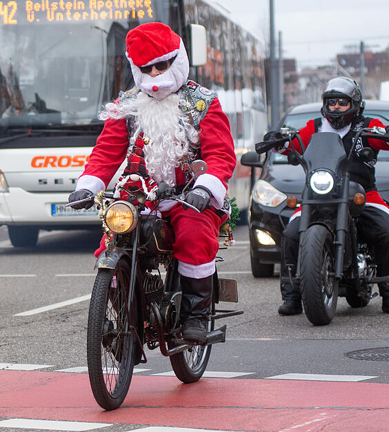 Mofa-Nikoläuse bringen weihnachtliche Stimmung in die Heilbronner Innenstadt. Mofa-Nikoläuse bringen weihnachtliche Stimmung in die Heilbronner Innenstadt.