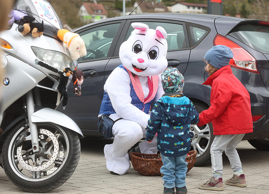 An Kinder werden bei der Tour der Osterhasen auf Motorr&auml;dern S&uuml;&szlig;igkeiten verteilt.