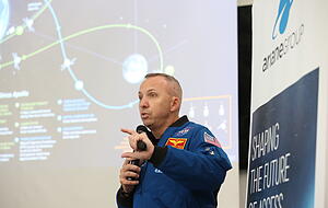 Astronaut Randy Bresnik schaut schon zum zweiten Mal in Lampoldshausen vorbei.