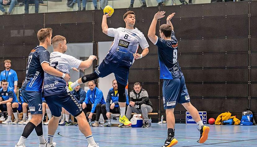 Bönnigheims Jaron May (Mitte, Nummer 8) gehörte am Sonntag durch seine Präsenz im Rückraum und seine sieben Treffer von der Siebenmeter-Linie zu den prägenden Akteuren des Verbandsliga-Derbys. Bönnigheims Jaron May (Mitte, Nummer 8) gehörte am Sonntag durch seine Präsenz im Rückraum und seine sieben Treffer von der Siebenmeter-Linie zu den prägenden Akteuren des Verbandsliga-Derbys.