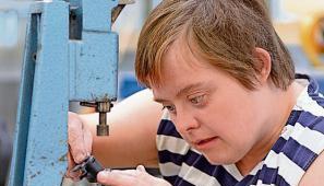 Julia Nickel ist bei der Montage von Hebeln eingesetzt.