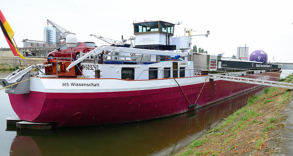 Die MS Wissenschaft liegt derzeit auf Höhe von Pflanzen Kölle im Neckar. Der Besuch ist kostenlos. Die MS Wissenschaft liegt derzeit auf Höhe von Pflanzen Kölle im Neckar. Der Besuch ist kostenlos.