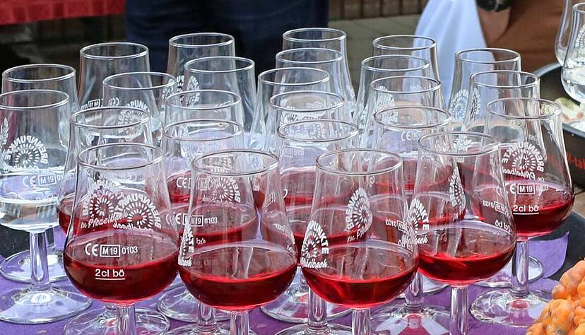 Liköre und Brände stehen für die Gäste der Eröffnungsfeier auf dem Hof Meißner in Oberohrn bereit. Fotos: Peter Hohl Liköre und Brände stehen für die Gäste der Eröffnungsfeier auf dem Hof Meißner in Oberohrn bereit. Fotos: Peter Hohl