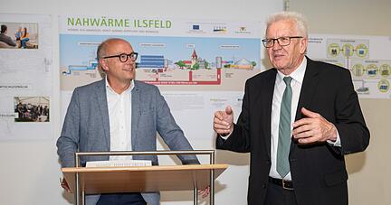 Beispielgebende Antworten auf die Klimakrise sieht Ministerpräsident Winfried Kretschmann in Ilsfeld, wo er sich von Bürgermeister Thomas Knödler (links) die Struktur und Genese des örtlichen Nahwärmenetzes erläutern ließ.
Foto: Christiana Kunz