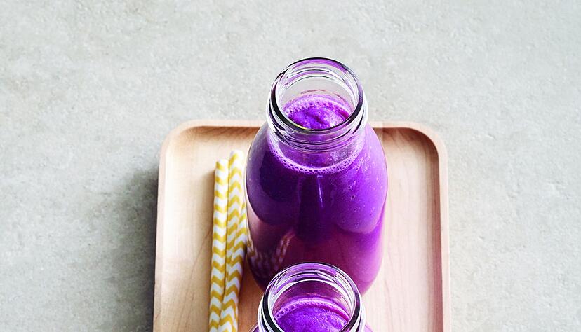 Die Farbe des lila Smoothies sieht toll aus. Zu schön um nicht künstlich zu sein? Nein. Der Mix aus Rotkohl und Clementinen ist ganz natürlich. Die Farbe des lila Smoothies sieht toll aus. Zu schön um nicht künstlich zu sein? Nein. Der Mix aus Rotkohl und Clementinen ist ganz natürlich.