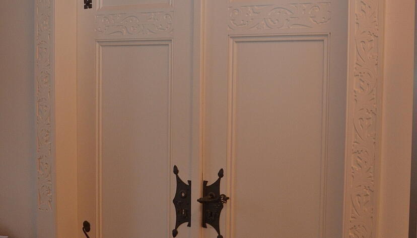 Die stattliche zweiflügelige Tür war mit Pressspanplatten verschalt, wurde so konserviert. Die stattliche zweiflügelige Tür war mit Pressspanplatten verschalt, wurde so konserviert.