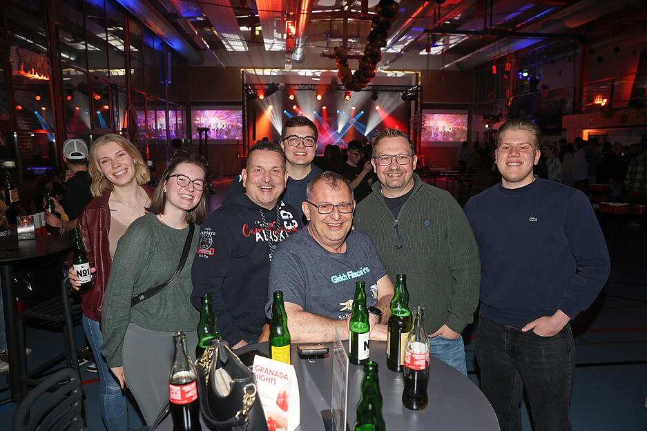 Das Bierpong-Turnier von Eventeffekt lockt viele Teilnehmer und Zuschauer in die Josef-M&uuml;ller-Halle.