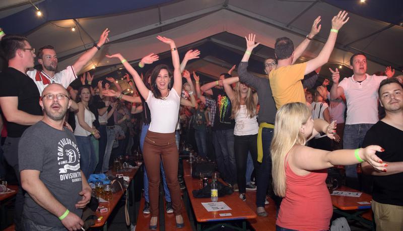 Die Blaumeisen aus Nürtingen sorgten am Samstagabend für beste Partystimmung. Da wurde auf den Bänken getanzt.
Foto: Hans Posovzsky Die Blaumeisen aus Nürtingen sorgten am Samstagabend für beste Partystimmung. Da wurde auf den Bänken getanzt.
Foto: Hans Posovzsky