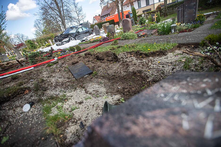Der 86-Jährige zog sich bei dem Unfall schwere Verletzungen zu, wurde zunächst vor Ort medizinisch behandelt und anschließend vom Rettungsdienst in ein Krankenhaus gebracht. Weitere Personen wurden bei dem Unfall nicht verletzt. Der 86-Jährige zog sich bei dem Unfall schwere Verletzungen zu, wurde zunächst vor Ort medizinisch behandelt und anschließend vom Rettungsdienst in ein Krankenhaus gebracht. Weitere Personen wurden bei dem Unfall nicht verletzt.