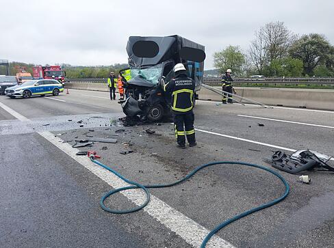 Ein Kleintransporter ist auf der A81 bei Ludwigsburg auf einen Lkw aufgefahren.