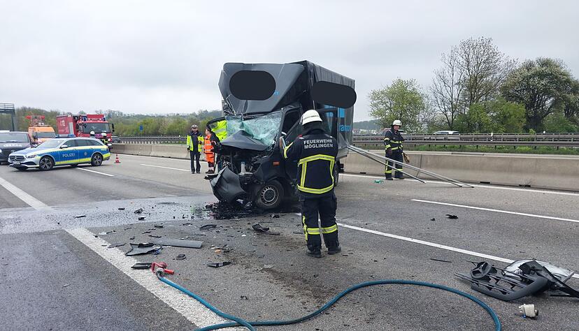 Ein Kleintransporter ist auf der A81 bei Ludwigsburg auf einen Lkw aufgefahren.