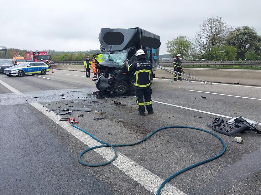 Ein Kleintransporter ist auf der A81 bei Ludwigsburg auf einen Lkw aufgefahren.
