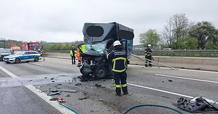 Ein Kleintransporter ist auf der A81 bei Ludwigsburg auf einen Lkw aufgefahren.