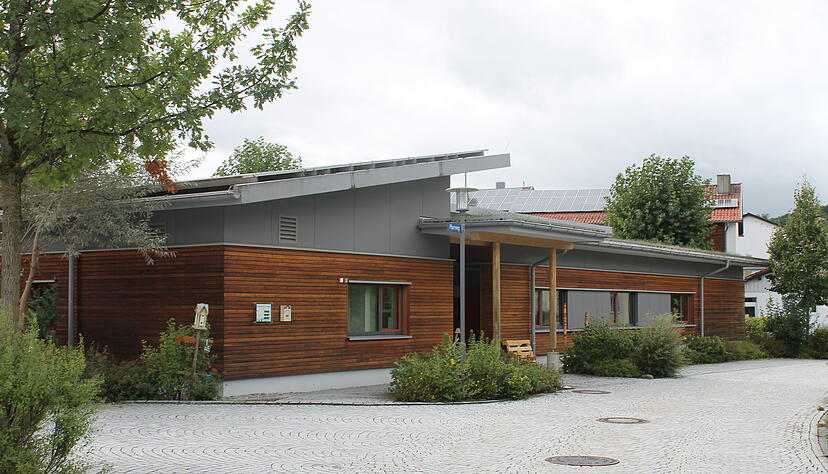 Die 2012 eröffnete Kinderkrippe aus Holz erzeugt mehr Energie, als sie verbraucht - dank einer PV-Anlage auf dem Dach.