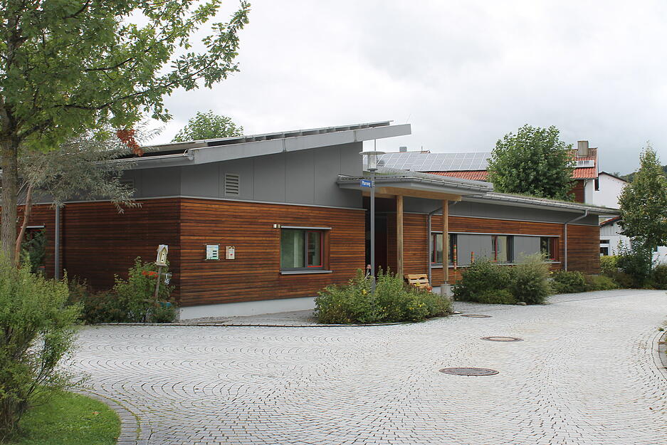 Die 2012 eröffnete Kinderkrippe aus Holz erzeugt mehr Energie, als sie verbraucht - dank einer PV-Anlage auf dem Dach. Die 2012 eröffnete Kinderkrippe aus Holz erzeugt mehr Energie, als sie verbraucht - dank einer PV-Anlage auf dem Dach.