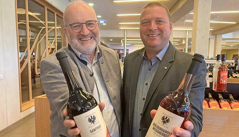 WG-Kellerchef Arne Maier und sein Nachfolger Tobias Zeller (rechts) präsentierten am Montag unter anderem ganz neue Mehrwegflaschen.