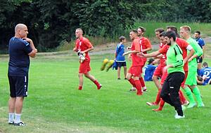 Die Fußballer des SVB dürfen nach der Coronapause endlich wieder trainieren. Sie bilden eine Spielgemeinschaft mit Jagsthausen in der Kreisliga B.
Foto: Lisa-Marie Guja Die Fußballer des SVB dürfen nach der Coronapause endlich wieder trainieren. Sie bilden eine Spielgemeinschaft mit Jagsthausen in der Kreisliga B.
Foto: Lisa-Marie Guja