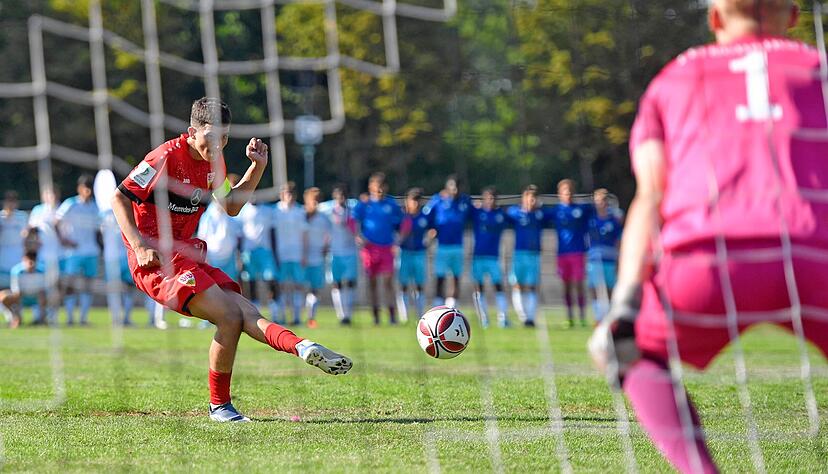 Der Moment der Entscheidung: VfB-Spielführer Nuredin Rexhepi lässt Schalkes Keeper Johannes Siebeking im Elfmeterschießen keine Chance.
