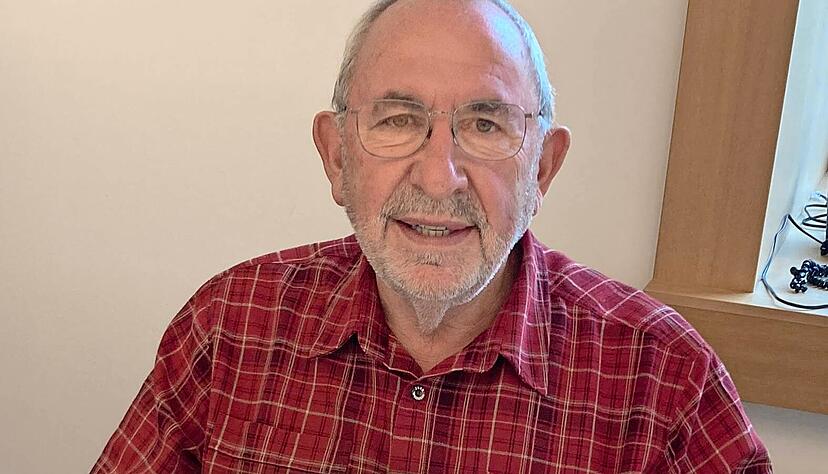 Rudi Eyer mit Informationsmaterial: Der 70-Jährige überprüft bei unangekündigten Hausbesuchen, ob der Waffenschrank tatsächlich das enthält, was der zuständigen Ordnungsbehörde bekannt ist.
Foto: Jörg Kühl
