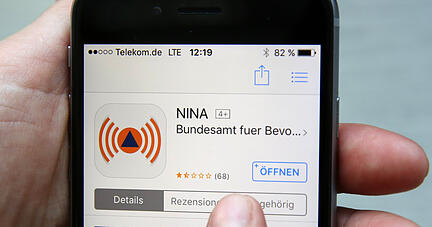 Die App NINA wurde vom Bundesamt für Bevölkerungsschutz und Katastrophenhilfe entwickelt und soll vor allem dann helfen, wenn Sirenen und Rundfunk die Bevölkerung bei drohenden Gefahren nicht erreichen. Foto: dpa Die App NINA wurde vom Bundesamt für Bevölkerungsschutz und Katastrophenhilfe entwickelt und soll vor allem dann helfen, wenn Sirenen und Rundfunk die Bevölkerung bei drohenden Gefahren nicht erreichen. Foto: dpa