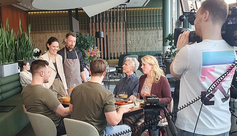 Steffi Singer (stehend) nimmt die Wertung ihrer Gastrokollegen für den Hauptgang im Heilbronner Campus Garden entgegen. 
Foto: Linda Möllers
