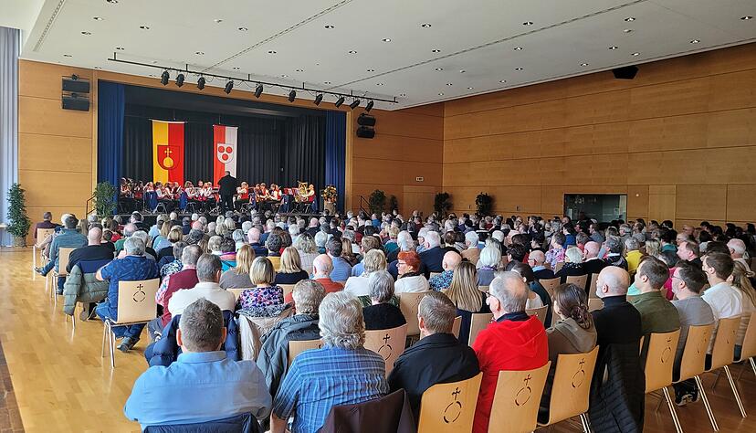 Volles Haus: Gut 400 G&auml;ste waren zum Neujahrsempfang der Gemeinde in die Stettenfelshalle gekommen.
