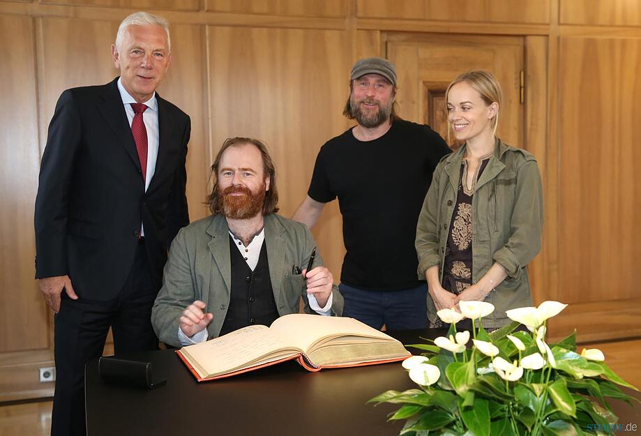 Schauspieler tragen sich ins G&auml;stebuch der Stadt ein | 27.07.