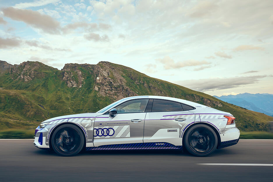 Die Farbgebung ist von der Schneewelt inspiriert. Die Farben Silber und Weiß sollen funkelnde Schneekristalle und Eisseen symbolisieren, die violetten Akzente sollen an schimmernde Skibrillen erinnern, heißt es aus dem Audi-Design.