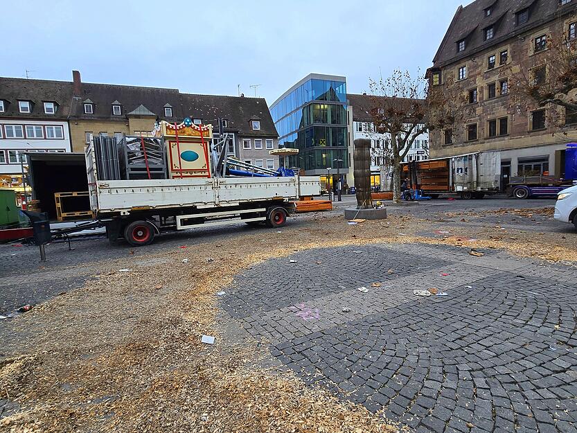 Der Weihnachtsmarkt in Heilbronn wird abgebaut.