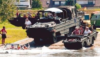 Butch Almond bringt gerade sein riesiges Gefährt zu Wasser. Im Vordergrund kreuzt ein Eigenbau aus England im Fluss.Foto: Peter Klotz Butch Almond bringt gerade sein riesiges Gefährt zu Wasser. Im Vordergrund kreuzt ein Eigenbau aus England im Fluss.Foto: Peter Klotz