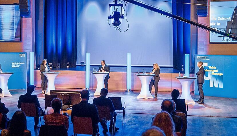 Mit Abstand, aber vor Publikum, diskutierten Kirsten Hirschmann (auf dem Bildschirm) und Vertreter aus Wissenschaft und Wirtschaft &uuml;ber die Herausforderungen, vor denen viele Familienunternehmen derzeit stehen.
Foto: Matthias Stark