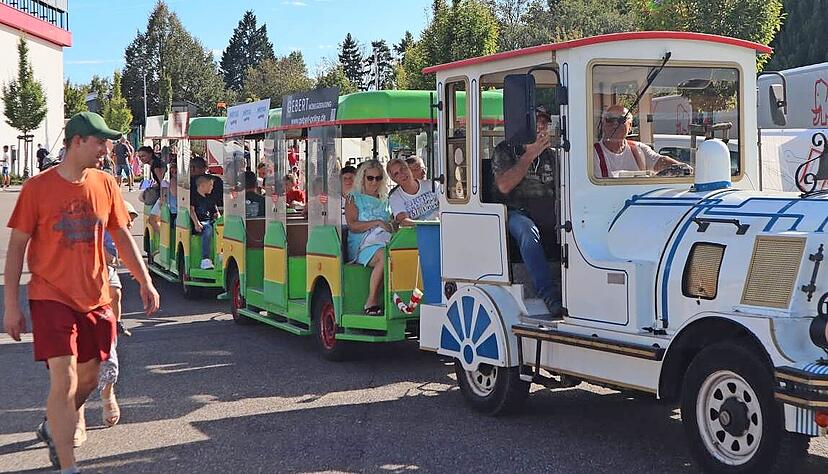 Mit dem Bähnle fahren die Besucher durch das Gewerbegebiet in Neuenstein: Am sonnigen Samstag ist das ein gutes Angebot, um die heißen Straßen zu meiden.