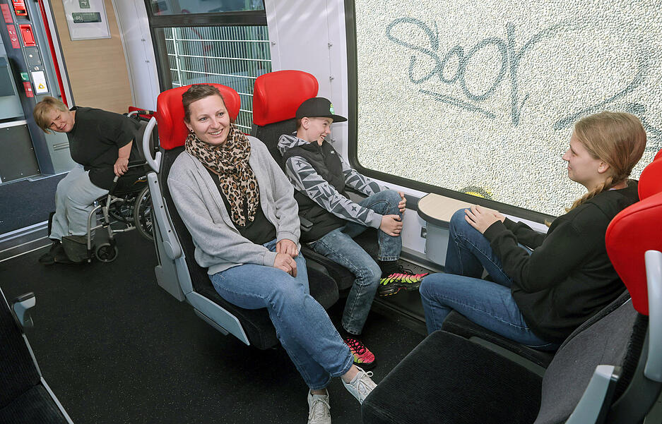 Im Zug gibt es auch Protagonisten, die bei der &Uuml;bung Passagiere spielen.