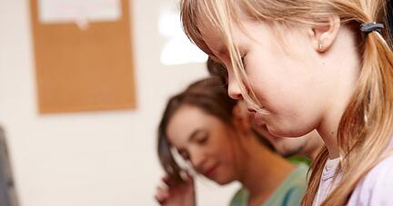 Was f&uuml;r die Gro&szlig;eltern ehedem Rechenschieber und Schiefertafel waren, f&uuml;r Mama und Papa m&ouml;glicherweise noch der Taschenrechner, das sind f&uuml;r heutige Sch&uuml;ler Computer, Laptop oder i-Pad.
Foto: Christian Schwier/stock.adobe.com