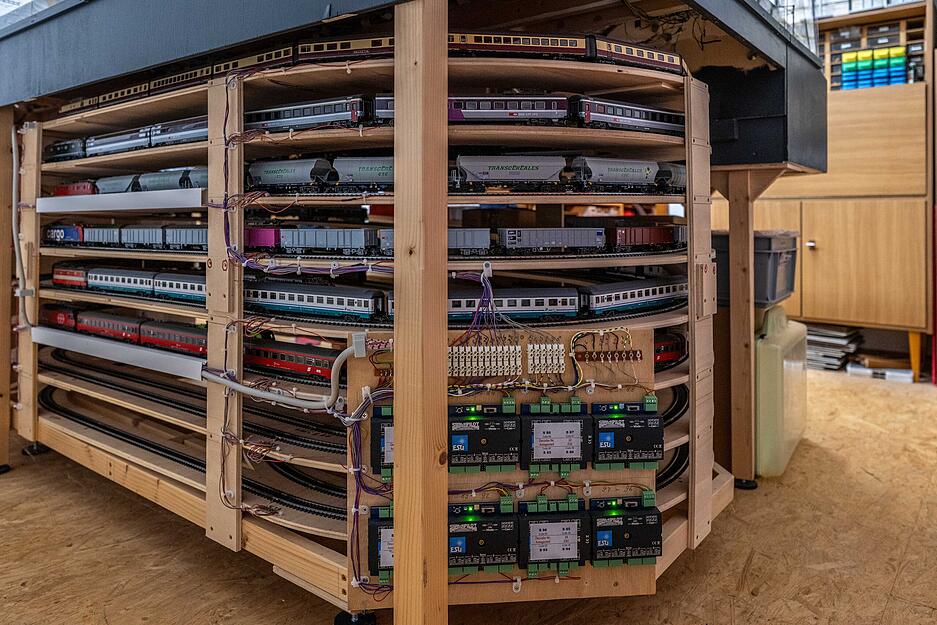Modellzüge im H0-Format zeigen die Faszination der Eisenbahn im Kleinen.