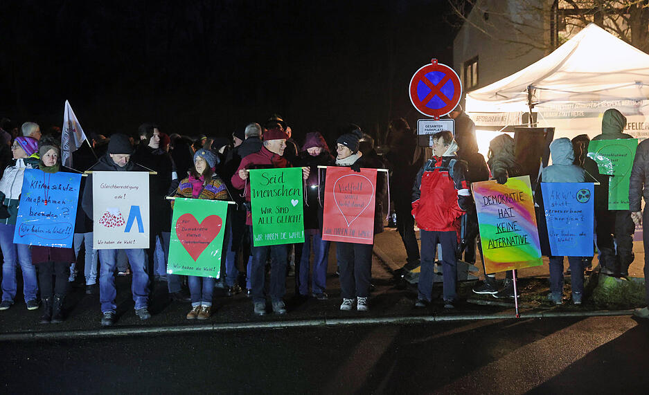 AfD-Wahlkampfarena in Bretzfeld: Protestplakate bei der Bretzfelder Gegenkundgebung.