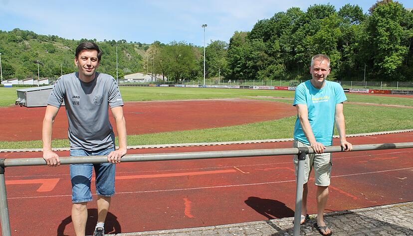Auf dem Sportgelände in Möckmühl: Der Spvgg-Vorsitzende Frank Herzberg (rechts) und Waldemar Haas, der die Fußball-Abteilung leitet.
Foto: Simon Gajer Auf dem Sportgelände in Möckmühl: Der Spvgg-Vorsitzende Frank Herzberg (rechts) und Waldemar Haas, der die Fußball-Abteilung leitet.
Foto: Simon Gajer